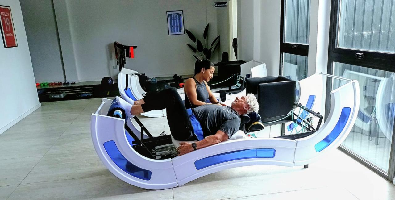 Paciente recibiendo tratamiento en camilla con correcciones kinésicas